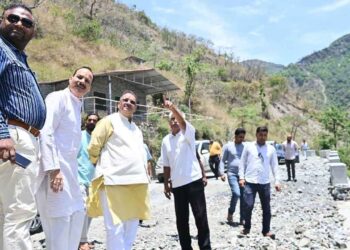शिकायतों के बाद मंत्री गणेश जोशी ने अधिकारियों को लगाई फटकार