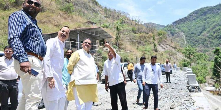 शिकायतों के बाद मंत्री गणेश जोशी ने अधिकारियों को लगाई फटकार