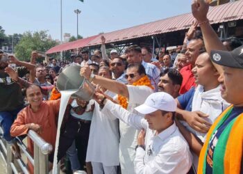 लगातार तीसरी बार पीएम मोदी के शपथ लेने पर मंत्री अग्रवाल ने गंगा में किया दुग्धाभिषेक