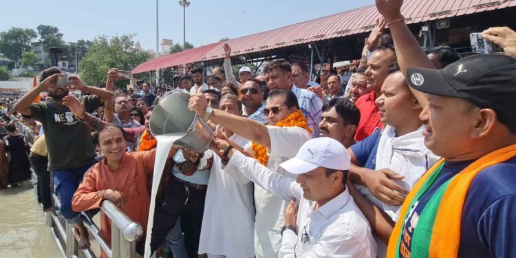 लगातार तीसरी बार पीएम मोदी के शपथ लेने पर मंत्री अग्रवाल ने गंगा में किया दुग्धाभिषेक