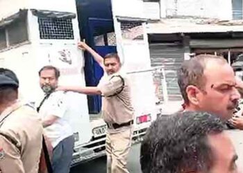 कोर्ट में पेशी के दौरान गुप्ता बंधुओं पर फेंकी काली स्याही