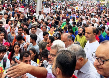 वृक्षों के संरक्षण की मांग को लेकर पर्यावरण प्रेमी सड़कों पर उतरे