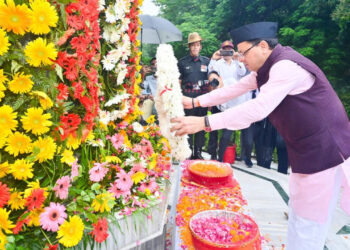 सीएम ने कारगिल शहीदों को श्रद्धांजलि अर्पित की