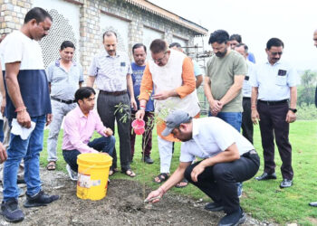 सैन्य धाम से एक पेड़ मां के नाम अभियान की शुरुआत