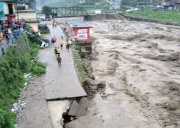 भारी बारिश के चलते मलबा आने से मां व बेटी की दबकर मौत