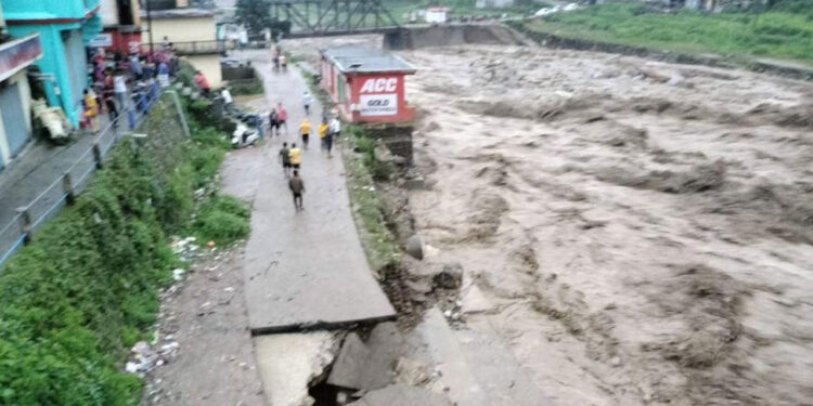 भारी बारिश के चलते मलबा आने से मां व बेटी की दबकर मौत