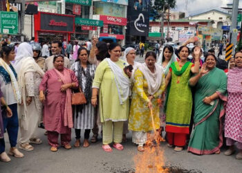 महिला कांग्रेस ने राज्य सरकार व पुलिस प्रशासन का पुतला फूंका