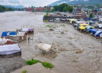 बरसात में कुदरत के कोप पर राजनीति!