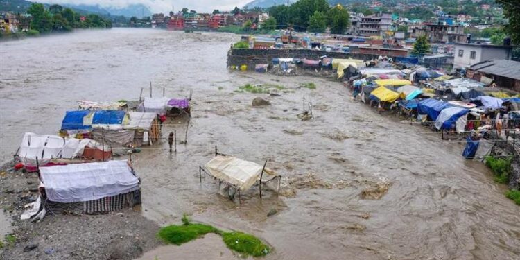 बरसात में कुदरत के कोप पर राजनीति!