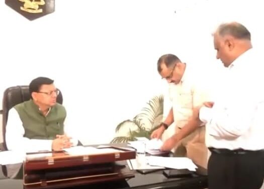 पुलिस मुख्यालय पहुंचे CM धामी, अधिकारियों से लेकर कर्मचारियों में हड़कंप