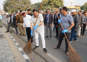 सीएम धामी ने झाड़ू लगाकर दिया स्वच्छता का संदेश