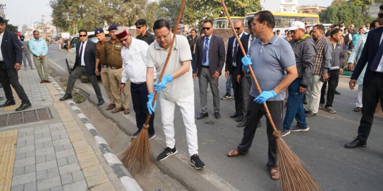 सीएम धामी ने झाड़ू लगाकर दिया स्वच्छता का संदेश