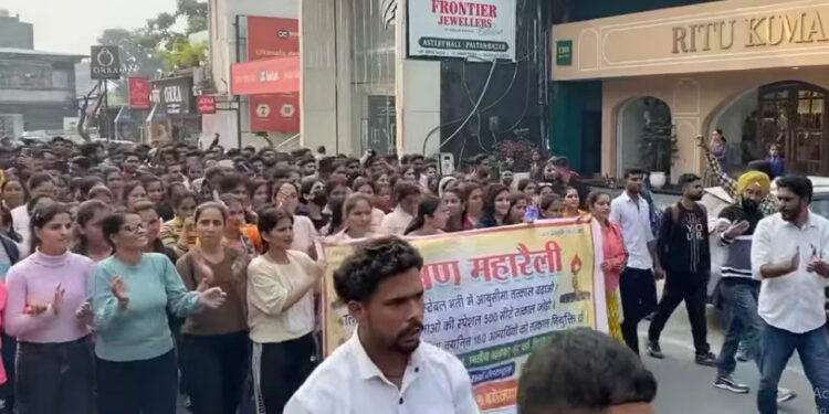 राज्य स्थापना दिवस पर बेरोजगारों का हल्ला बोल किया सीएम आवास कूच