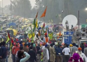 पहले दागे आंसू गैस के गोले, फिर बरसाए फूल…शंभू बॉर्डर पर घमासान