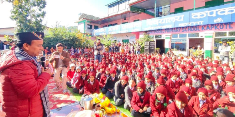 बुनियादी शिक्षा के लिये प्रेरणास्रोत है आदर्श विद्यालय कपकोट : डॉ. धन सिंह रावत