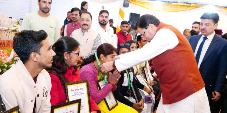 मुख्यमंत्री ने दक्ष दिव्यांगजनों को प्रदान किये राज्य स्तरीय दक्षता पुरस्कार