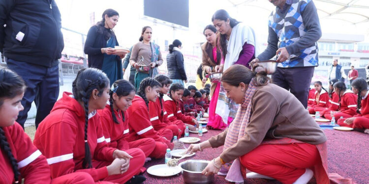 खेल मंत्री रेखा आर्या ने बच्चों संग मनाई मकर संक्रांति