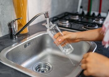 पानी की बोतल को इन तरीकों से करें साफ़, मिनटों में हटेगी सारी गंदगी और जिद्दी दाग