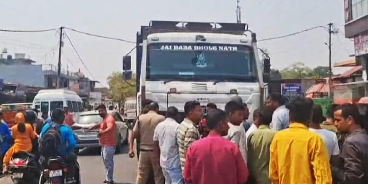 डंपर की चपेट में आने से बाइक सवार की मौत, ट्रक चालक फरार