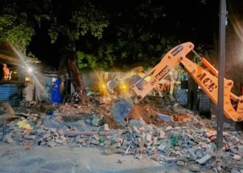 वर्षों पुरानी मजार पर चला धामी का बुलडोजर