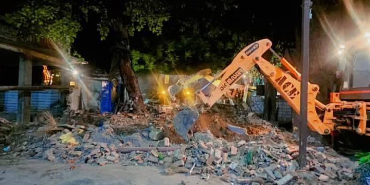वर्षों पुरानी मजार पर चला धामी का बुलडोजर