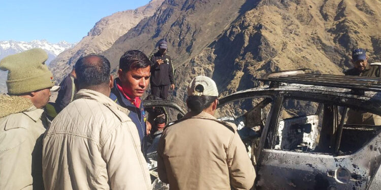 जली हुई कार के अंदर महिला का कंकाल मिलने से हड़कंप