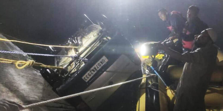 नहर में गिरी कार, महिला की मौत