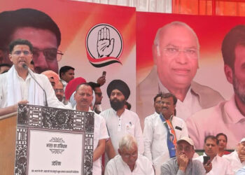 संविधान बचाओ रैली में कांग्रेस कार्यकर्ताओं की भारी भीड़ जुटी