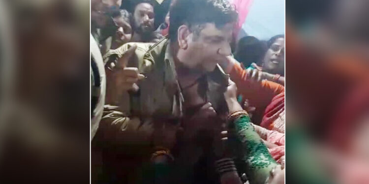 डीजे बंद कराने को लेकर बवाल, एक पुलिसकर्मी का सिर फोड़ा, दुसरे की वर्दी फाड़ी