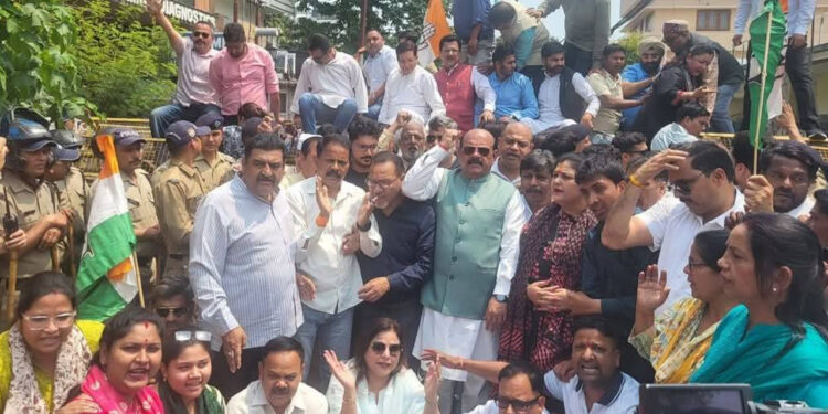 सोनिया व राहुल के खिलाफ ईडी की चार्जशीट से कांग्रेसियों में उबाल