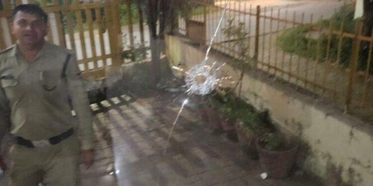 प्रॉपर्टी डीलर के कार्यालय के बाहर फायरिंग