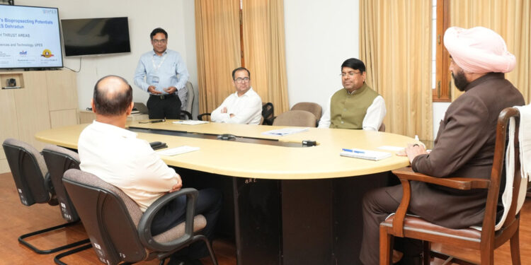 राज्यपाल के समक्ष दिया शोध कार्य की प्रगति पर प्रस्तुतीकरण