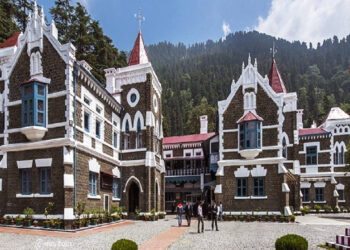 हाईकोर्ट में अवैध निर्माण मामले में गढ़वाल कमिश्नर ने मानी गलती, मांगा समय