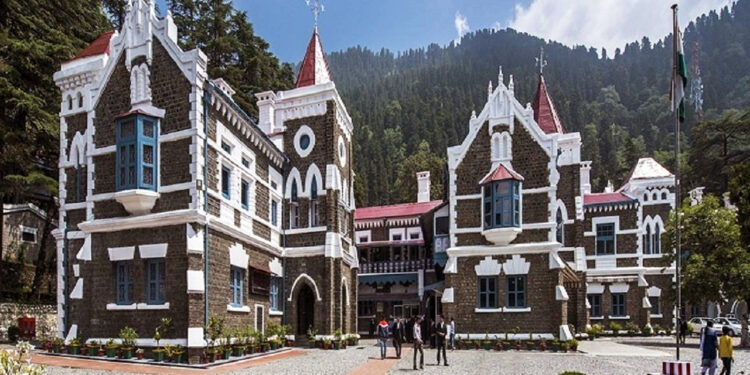 हाईकोर्ट में अवैध निर्माण मामले में गढ़वाल कमिश्नर ने मानी गलती, मांगा समय