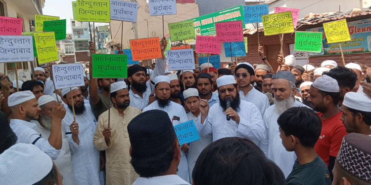 आतंकी हमले के खिलाफ काली पट्टी बांधकर अदा की गई जुमे की नमाज