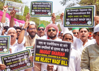 दिल्ली से लेकर दून तक वक्फ पर संग्राम