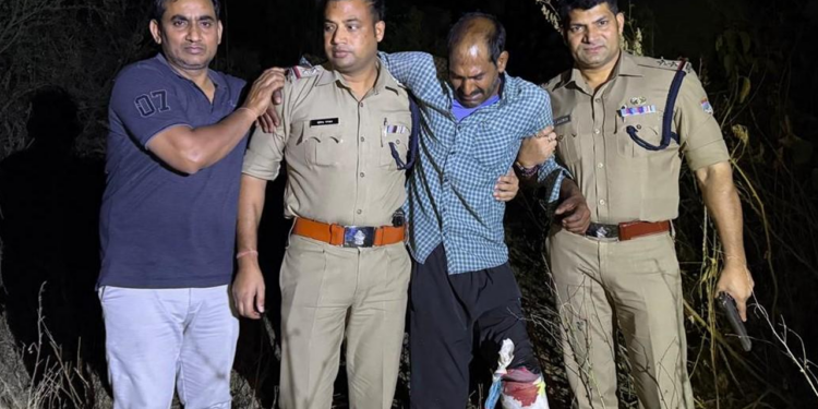 फरार चल रहा कैदी मुठभेड़ में घायल