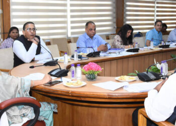 मंत्री रेखा आर्य ने महिला सशक्तिकरण योजनाओं की समीक्षा की