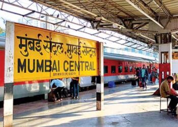 हमेशा पीले रंग में क्यों लिखे जाता है रेलवे स्टेशनों के नाम? संयोग नहीं साइंस है कारण