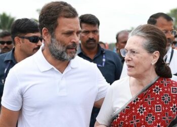 सोनिया-राहुल पर मनी लॉन्ड्रिंग की शिकायत दर्ज, करोड़ों की संपत्तियां हड़पने के आरोप
