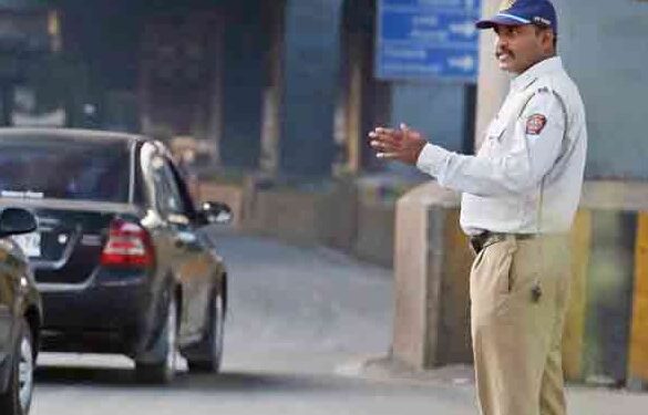 इंदौर पुलिस ने लगा दी बदमाशों की ड्यूटी, चौराहे पर तैनात दिखे चोर-उचक्के