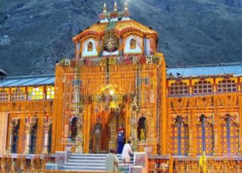 भक्तों के लिए खुले बद्रीनाथ धाम के कपाट, आसमान से हुई फूलों की बारिश