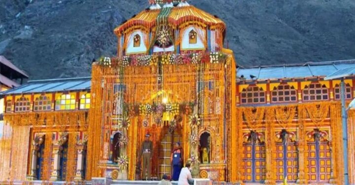 भक्तों के लिए खुले बद्रीनाथ धाम के कपाट, आसमान से हुई फूलों की बारिश