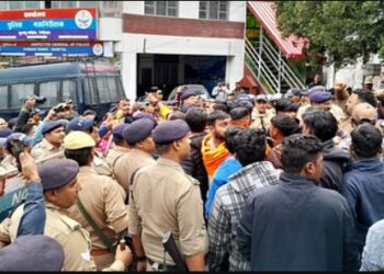 नैनीताल कांड : थाने में घुसकर पुलिस से हाथापाई, वर्दी फाड़ने की हुई कोशिश