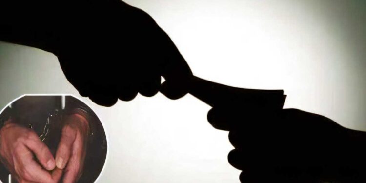 15 हजार रुपए की रिश्वत लेते अमीन गिरफ्तार