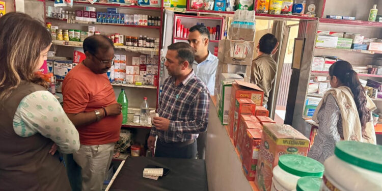 सेफ ड्रग सेफ लाइफ अभियान के तहत मेडिकल स्टोरो का निरीक्षण