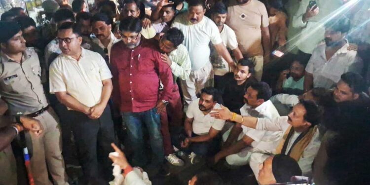 कांग्रेस कार्यालय कब्जे को लेकर बवाल जारी, अंदर मिले 25 संदिग्ध