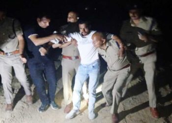 पंचायत में गोली चलाने का आरोपी पुलिस मुठभेड़ में घायल