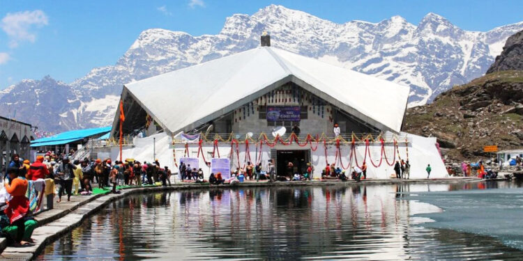 श्रद्धालुओं के दर्शन के लिए खुले हेमकुंड साहिब के कपाट