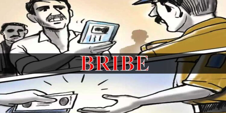 आईएसबीटी चौकी प्रभारी एक लाख रुपये की रिश्वत लेते रंगे हाथ गिरफ्तार